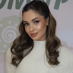 很高兴见到你，阿丽娜