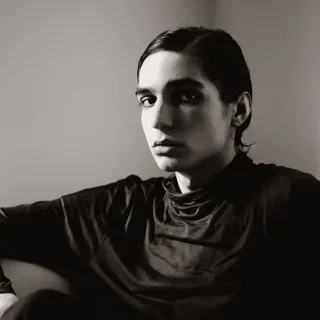 LevKevin - 모델링, ASMR 및 정신 건강 지원