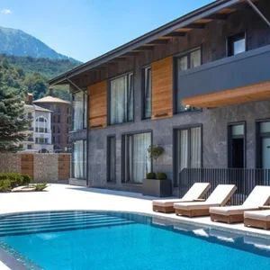 Blanc Hill & N’ice Village 克拉斯纳亚波利亚纳