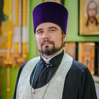 马克西姆·多夫本科神父